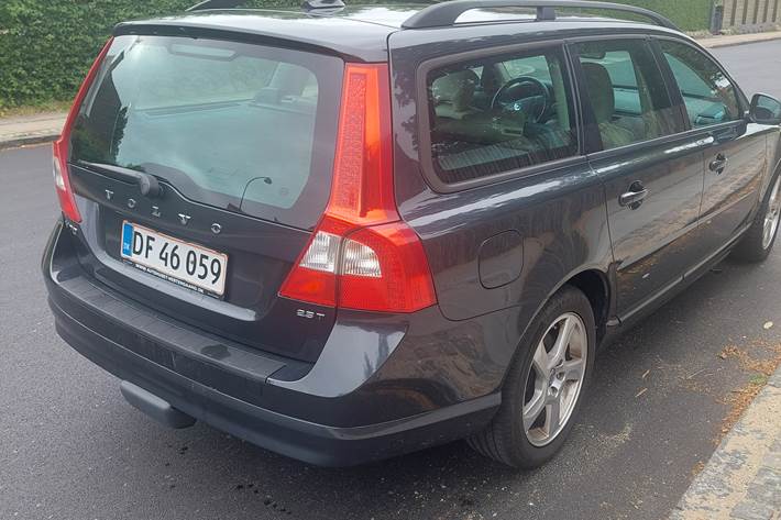 Grå Volvo V70 fra 2011