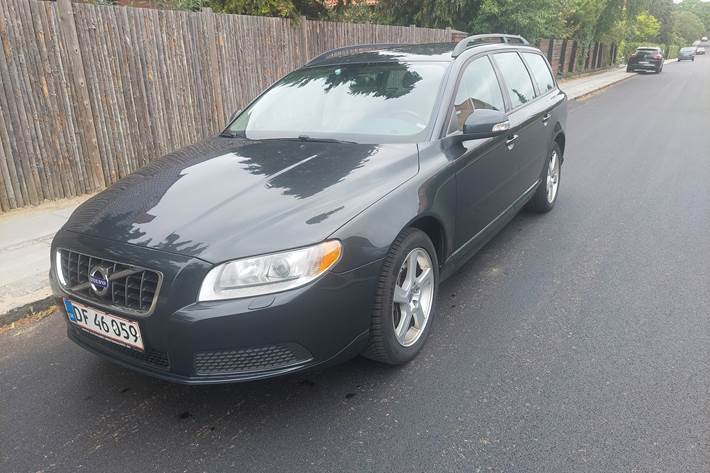 Grå Volvo V70 fra 2011
