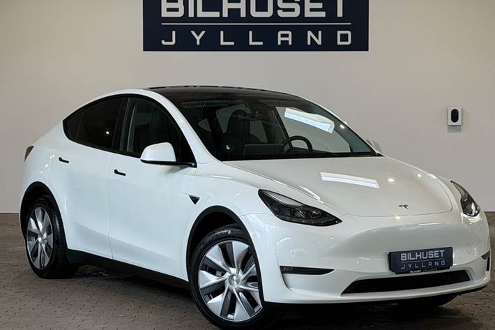 Hvid Tesla Model Y fra 2023