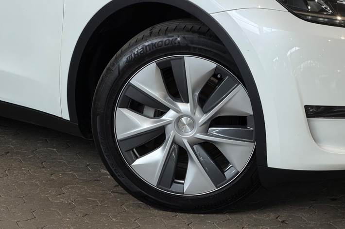 Hvid Tesla Model Y fra 2023