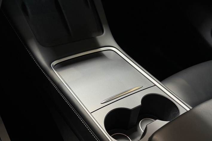 Hvid Tesla Model Y fra 2023