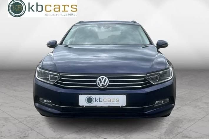 Blå VW Passat fra 2018