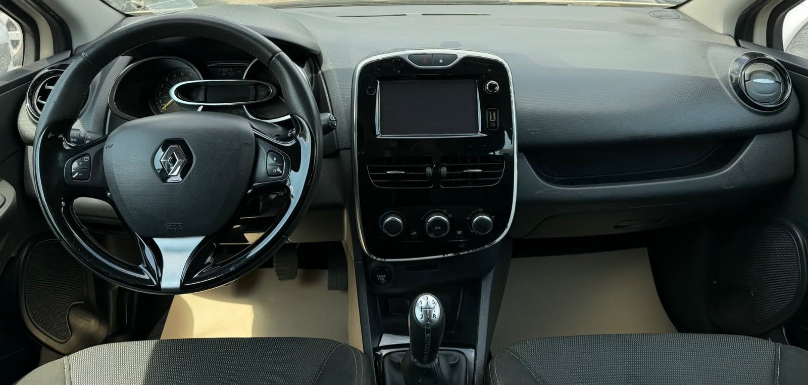 Orange Renault Clio IV fra 2015