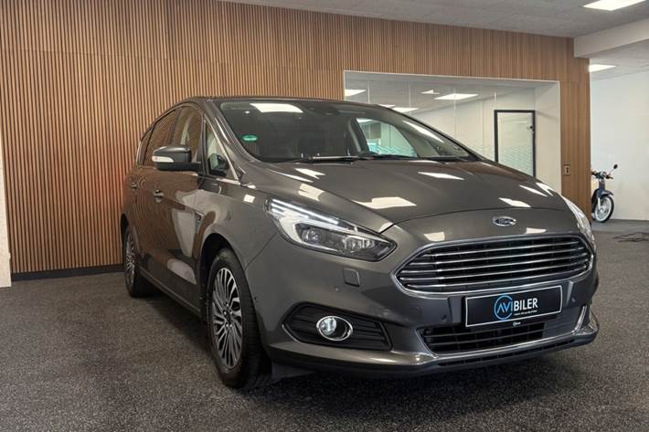 Grå Ford S-MAX fra 2019
