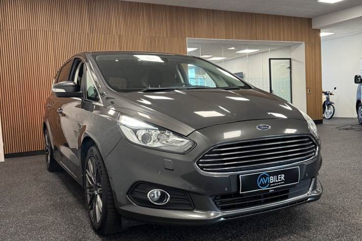 Grå Ford S-MAX fra 2018