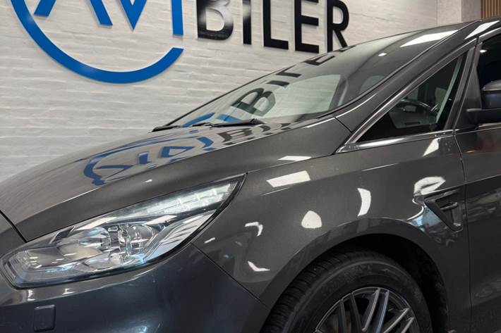 Grå Ford S-MAX fra 2018