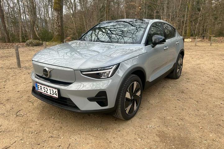 Grå Volvo EC40 fra 2025 set udefra