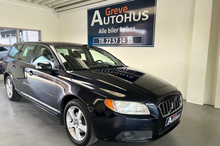 Grøn Volvo V70 fra 2008 set udefra