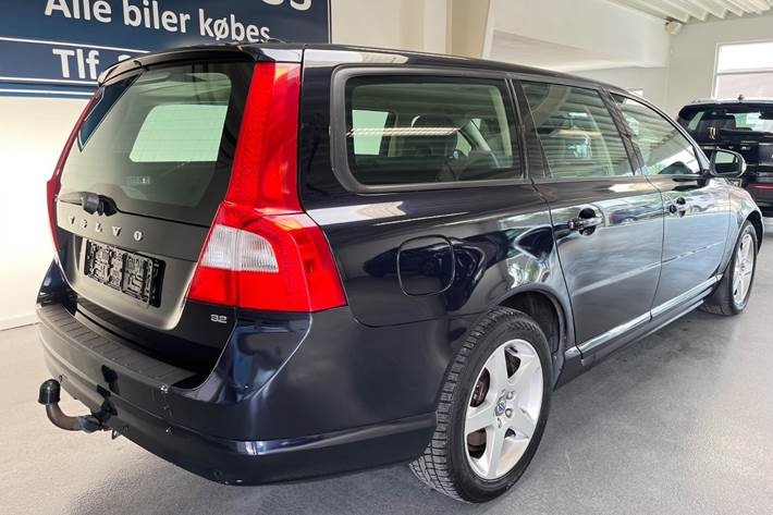 Grøn Volvo V70 fra 2008