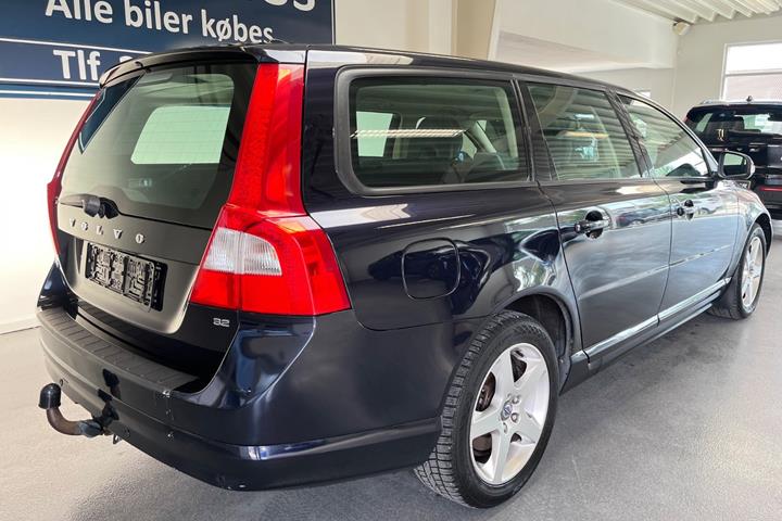 Grøn Volvo V70 fra 2008