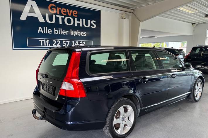 Grøn Volvo V70 fra 2008