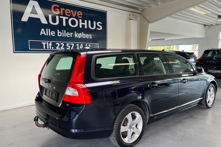 Grøn Volvo V70 fra 2008