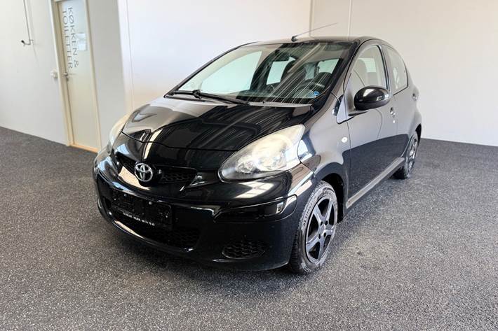 Sort Toyota Aygo fra 2010