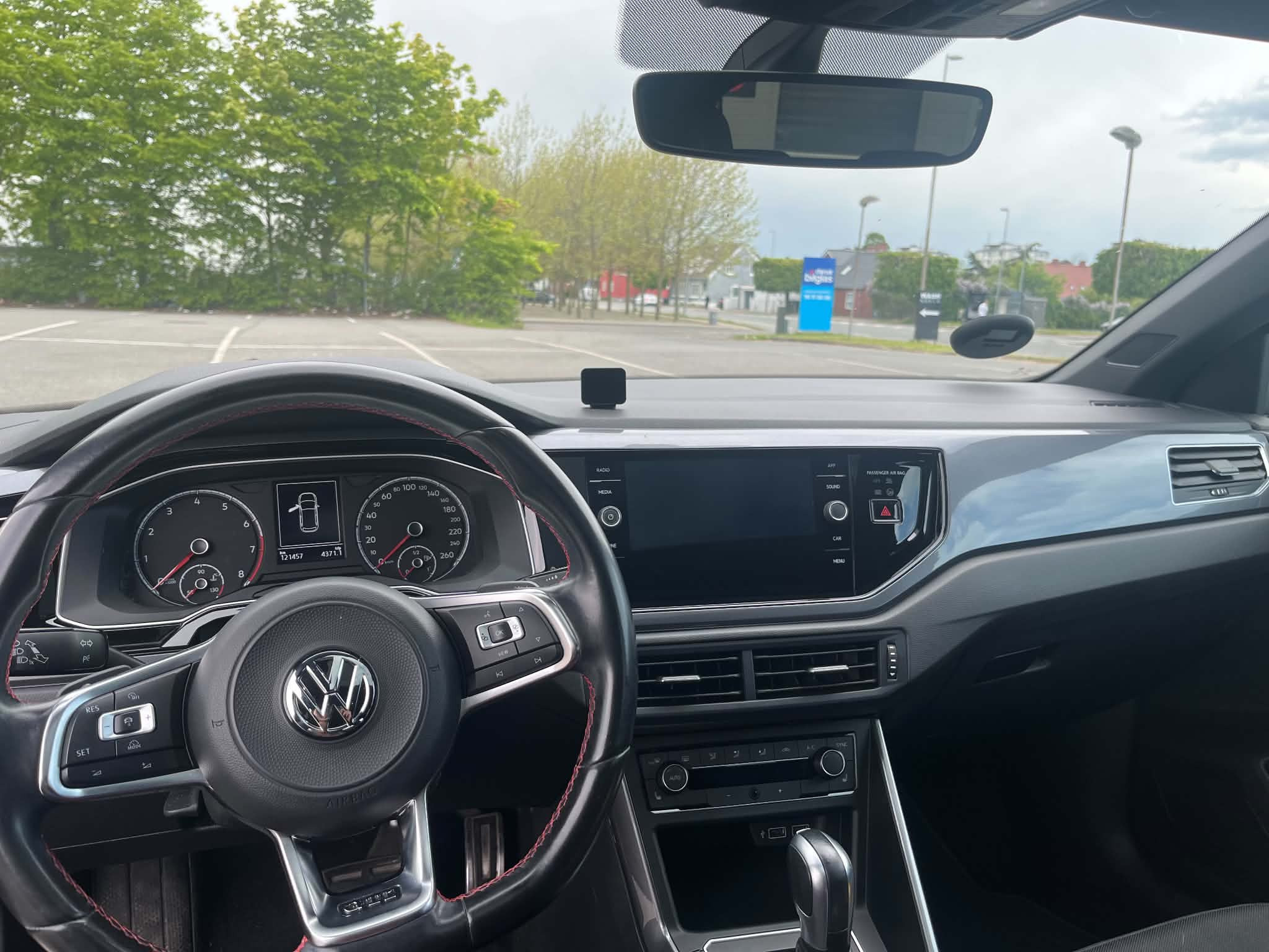 Grå VW Polo fra 2019