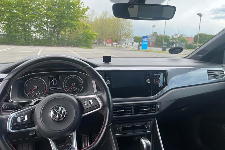 Grå VW Polo fra 2019