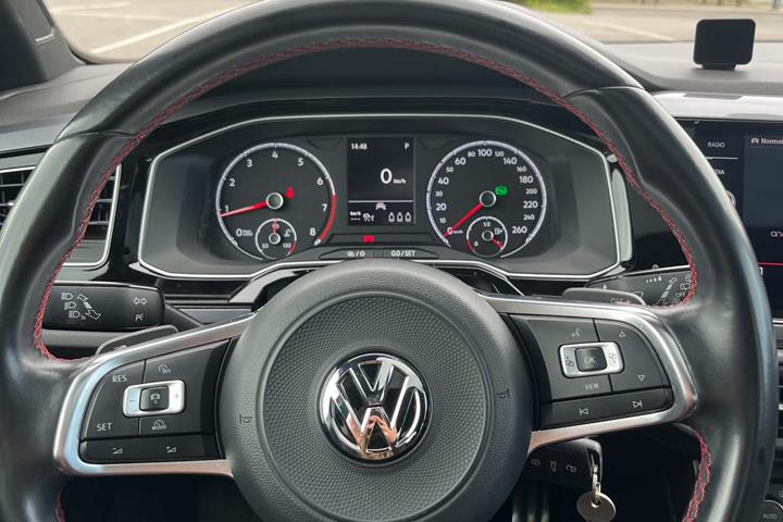 Grå VW Polo fra 2019