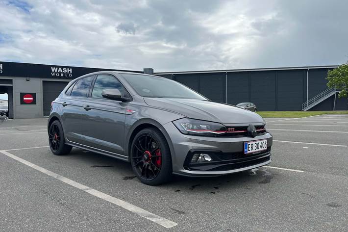 Grå VW Polo fra 2019