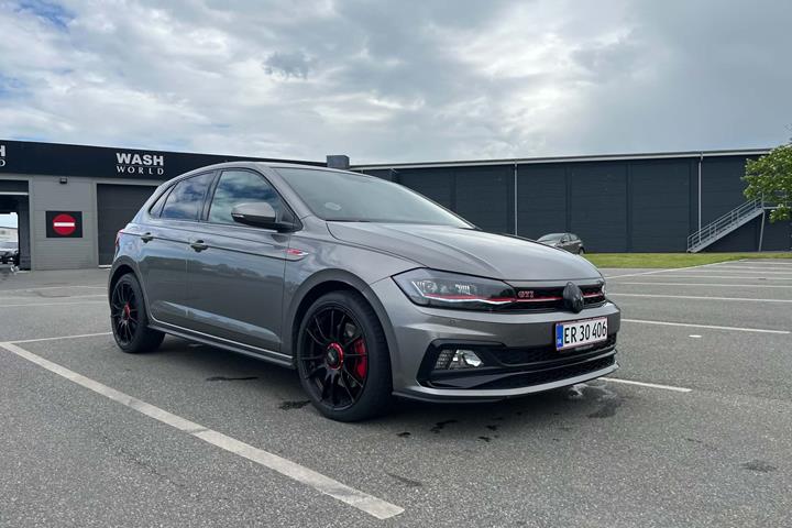 Grå VW Polo fra 2019