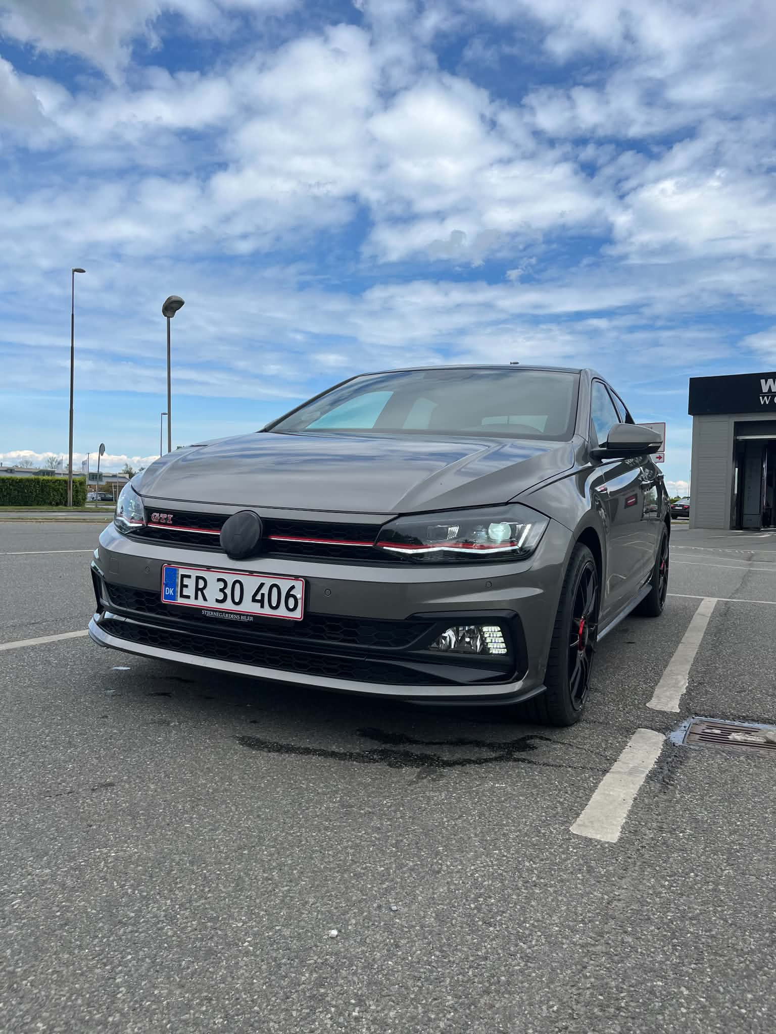 Grå VW Polo fra 2019