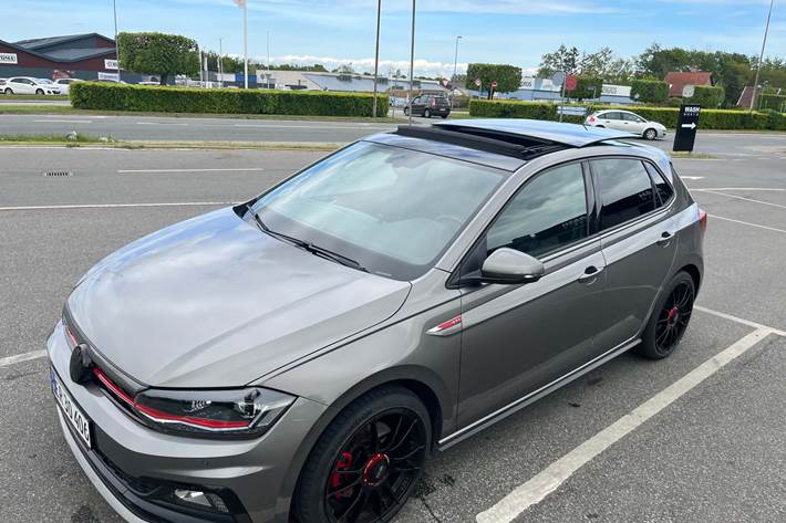 Grå VW Polo fra 2019