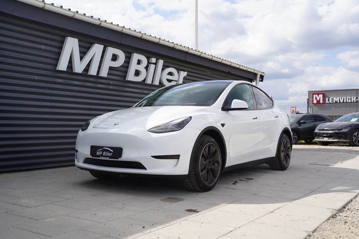 Hvid Tesla Model Y fra 2024