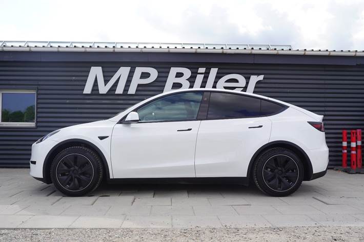 Hvid Tesla Model Y fra 2024