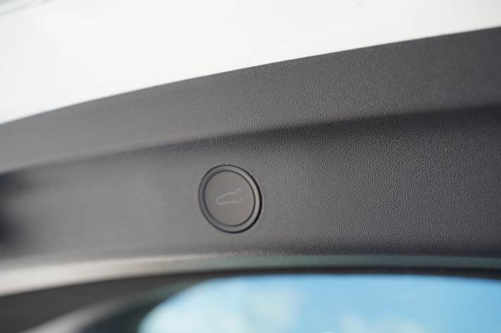 Hvid Tesla Model Y fra 2024