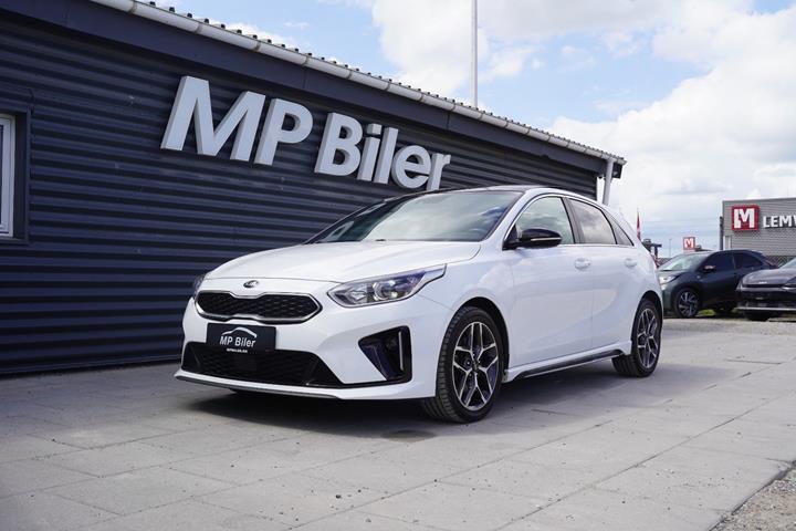 Hvid Kia Ceed fra 2019 set udefra