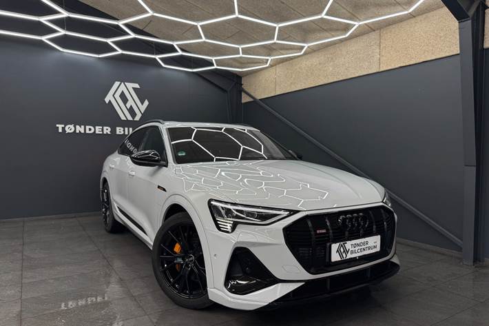 Hvid Audi e-tron fra 2022
