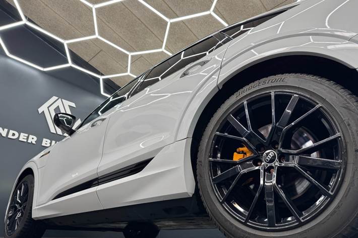 Hvid Audi e-tron fra 2022