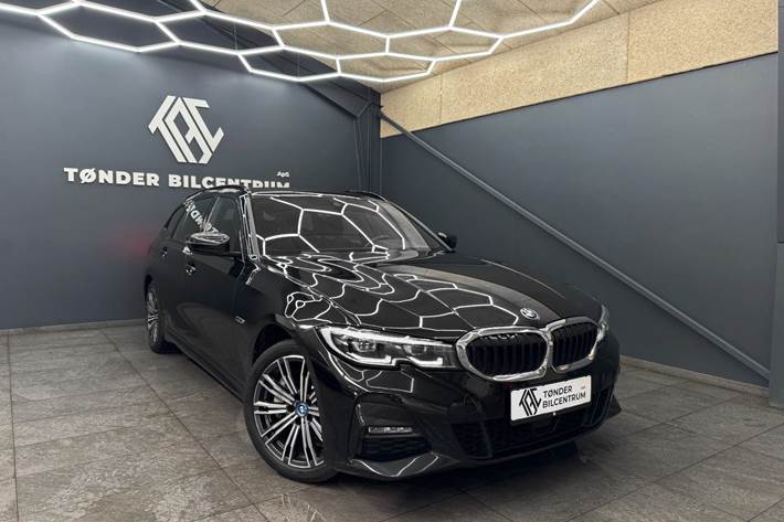 Sort BMW 330e fra 2022