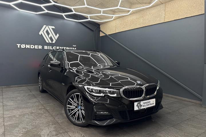 Sort BMW 330e fra 2022 set udefra