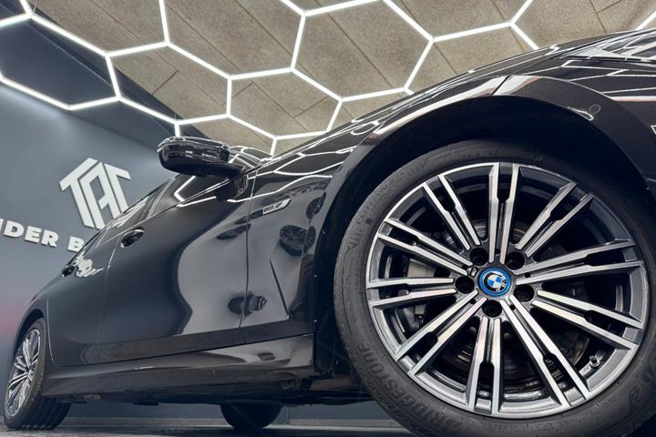 Sort BMW 330e fra 2022
