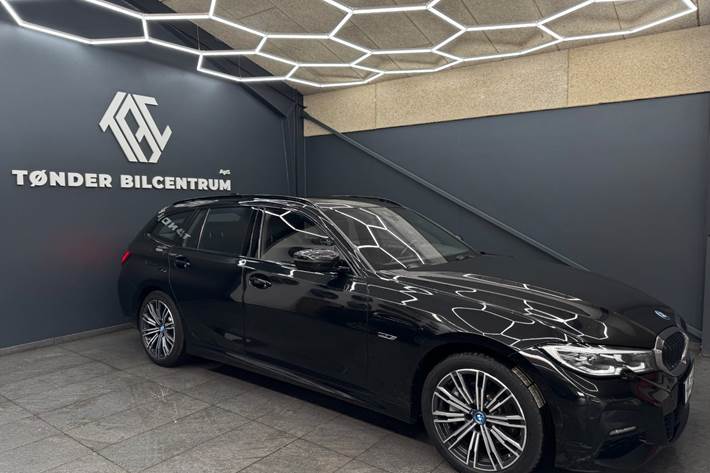 Sort BMW 330e fra 2022