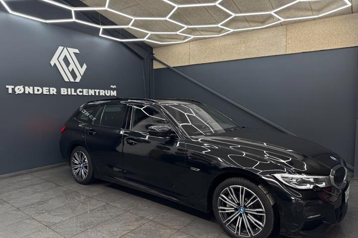 Sort BMW 330e fra 2022