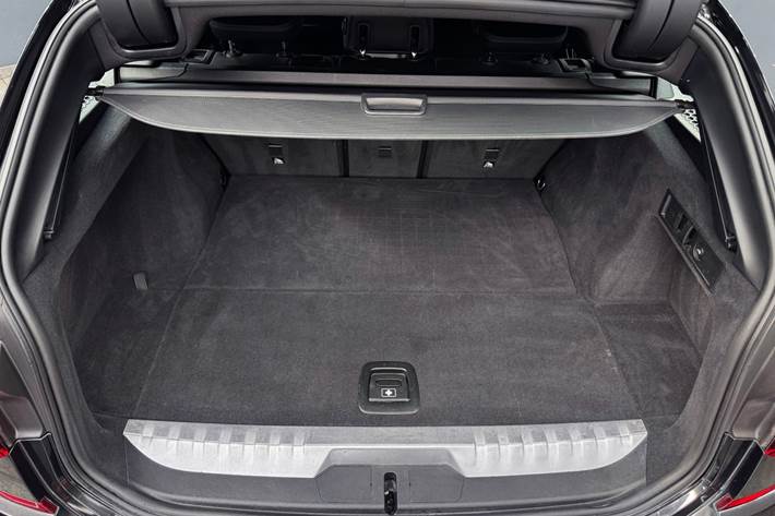Sort BMW 330e fra 2022