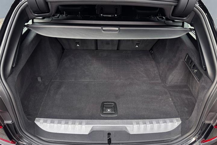 Sort BMW 330e fra 2022