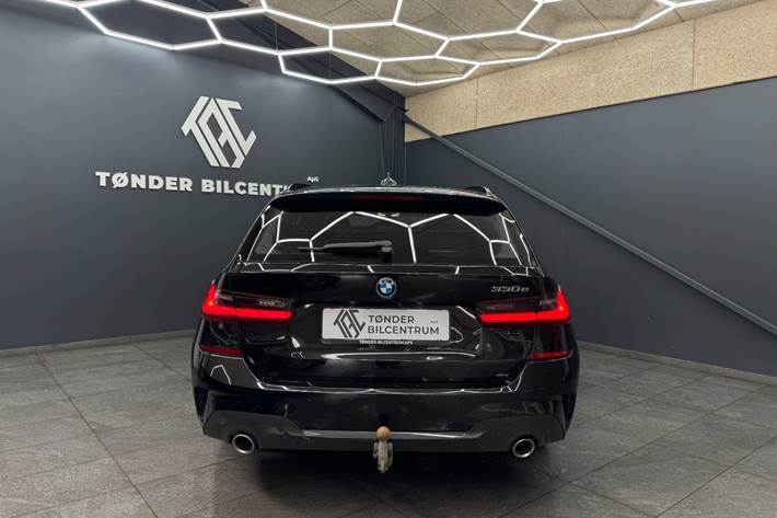 Sort BMW 330e fra 2022