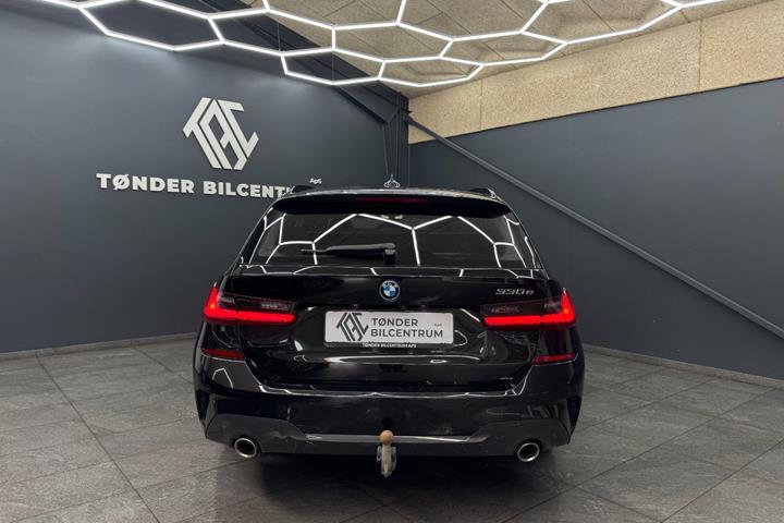 Sort BMW 330e fra 2022