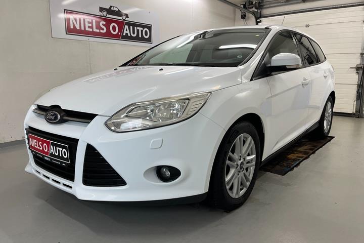 Hvid Ford Focus fra 2013 set udefra