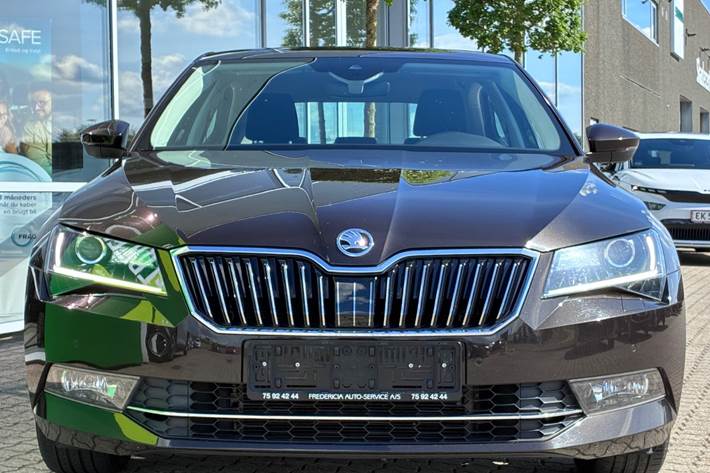 Grå Skoda Superb fra 2019