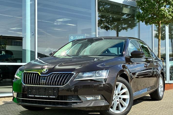 Grå Skoda Superb fra 2019