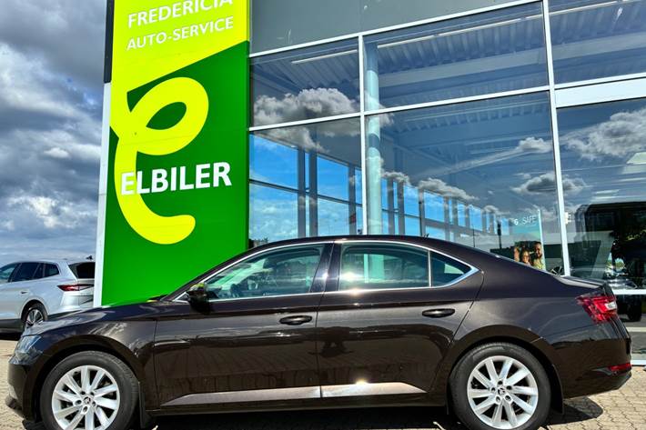 Grå Skoda Superb fra 2019
