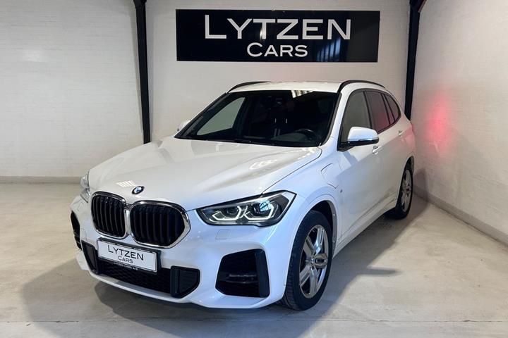 Hvid BMW X1 fra 2021 set udefra