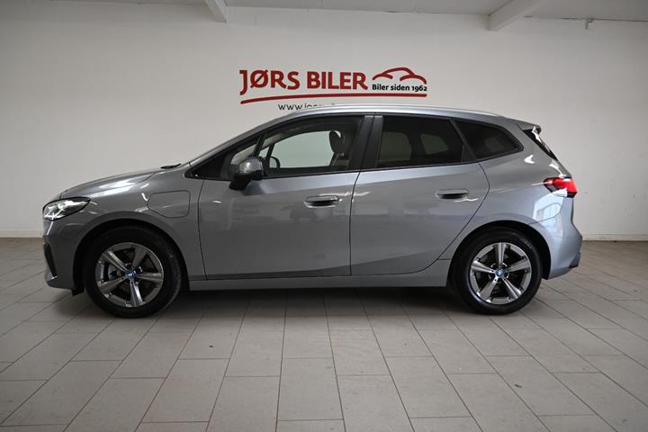 Grå BMW 225e fra 2025