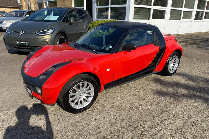 Rød Smart Roadster fra 2004 set udefra