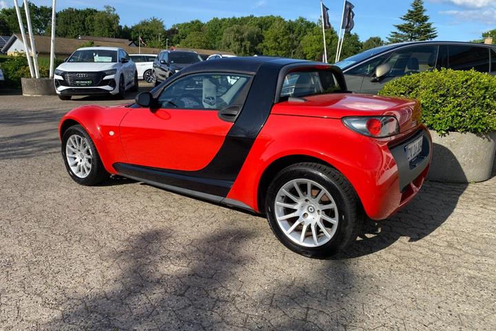 Rød Smart Roadster fra 2004 set udefra