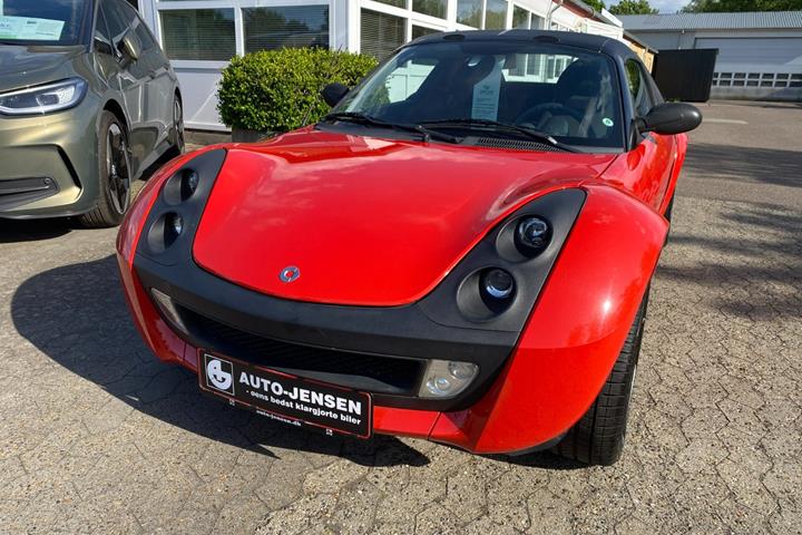 Rød Smart Roadster fra 2004 set udefra
