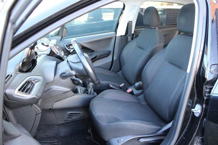 Sort Peugeot 208 fra 2017