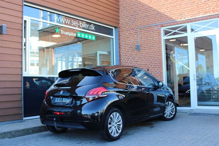 Sort Peugeot 208 fra 2017